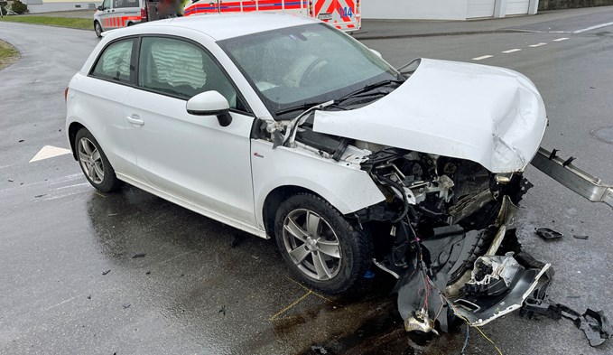Eine Autofahrerin musste durch den Rettungsdienst zur Kontrolle ins Spital gefahren werden. (Foto Luzerner Polizei)