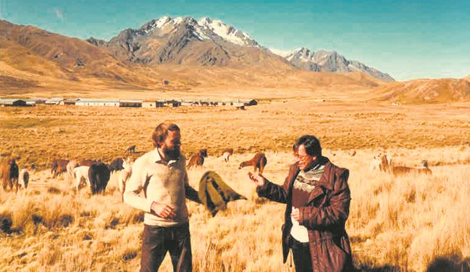 Als Ingenieur-Agronom erhielt Christian Casparis die Möglichkeit in La Raya, Peru zu arbeiten. Dort beriet er Kleinbauern unter anderem bei der Alpakazucht. (Foto ZVG)