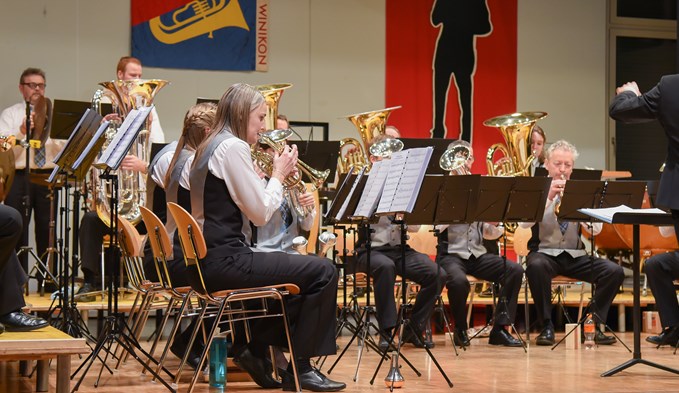 Die Brass Band Feldmusik Winikon verabschiedete sich am Jahreskonzert vom langjährigen Dirigenten Roger Hasler. (Foto Stefanie Zumbach)