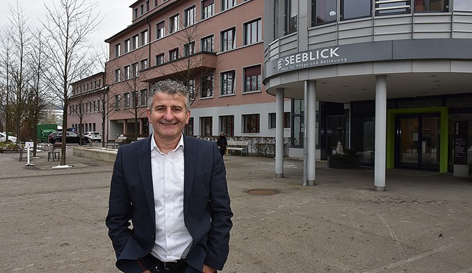 Roger Wicki vor dem Eingang zum Seeblick – Haus für Pflege und Betreuung, für dessen Finanzen und Betriebswirtschaft er nun seit 20 Jahren verantwortlich zeichnet. (Foto Daniel Zumbühl)