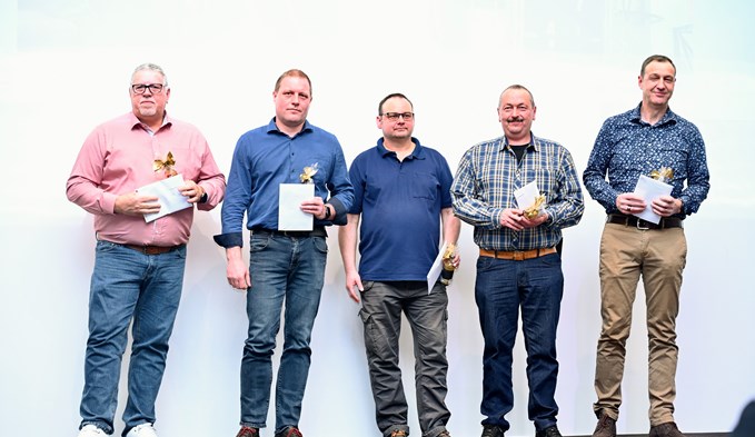Die Anwesenden Martin Bär, Stefan Zgraggen, Thomas Bürkli, Othmar Hafner und Ivo Achermann (von links) leisteten viele Dienstjahre bei der Feuerwehr. (Foto zVg)