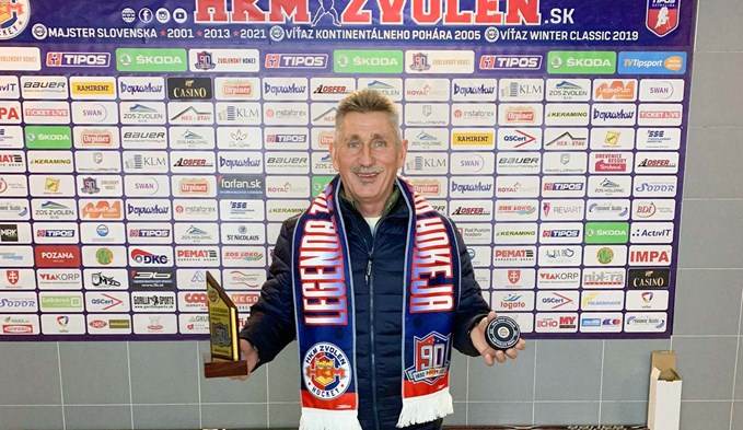 Auch ausserhalb von Sursee eine Legende: Im Dezember 2022 nahm der slowakische Verein HKM Zvolen den ehemaligen Eishockeyprofi Jozef Kovacik in den Kreis der Spieler-Legenden auf. (Foto zVg)