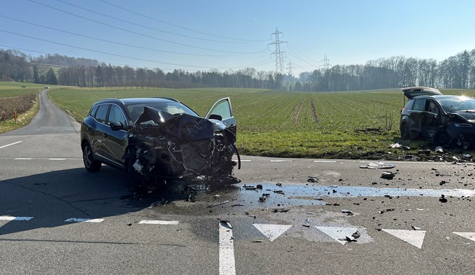 Beim Unfall in Geuensee wurden zwei Personen verletzt. (Foto Luzerner Polizei)