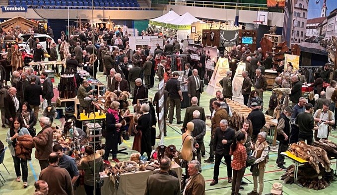 Bunte Marktatmosphäre und ein gemischtes Publikum am Fäälimärt in Sursee. (Foto René Reinert)