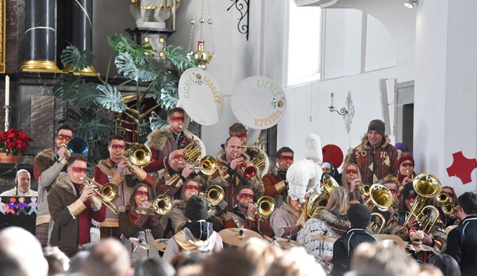 Mal eine andere Musik, als man es sich sonst in der Kirche gewohnt ist: Die Eichleguugger füllten den Raum mit Guuggenklängen. (Foto Franziska Haas)