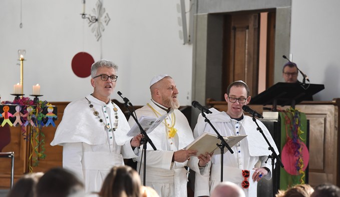 Die drei Päpste liessen das Kirchenvolk lachen (v.l.) Herbert Gut, Franz Zemp und Urban Schwegler.  (Foto Franziska Haas)