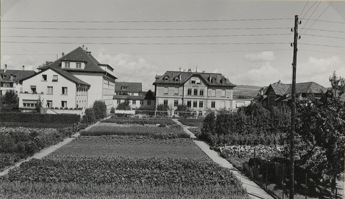 Eine Bildaufnahme vor genau 60 Jahren zeigt den schönen Garten zu Bildungszwecken, der hinter der sogenannten Landwirtschaftlichen Schule Sursee lag. (Foto Stadtarchiv Sursee)