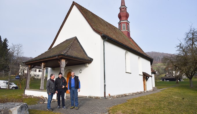 Josef Diener, Matthias Häfliger und Hans Helfenstein (v.l.) vor der St.-Christina-Kapelle in Kulmerau. (Foto Flavia Rivola)