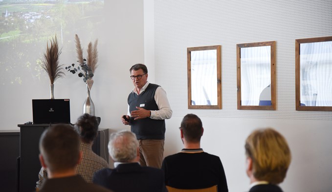 Geschäftsführer RVS Markus Bolliger informierte vor der Besichtigung des Jugenddorfes über Ziele und Aktivitäten des Vereins. (Foto Stefanie Zumbach)