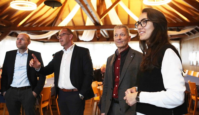 Die SVP hat im Wahlkreis Sursee zwei Mandate dazugewonnen. SVP-Vertreter analysieren die Wahlresultate im Restaurant Schlacht in Sempach. (Foto Ana Birchler-Cruz)