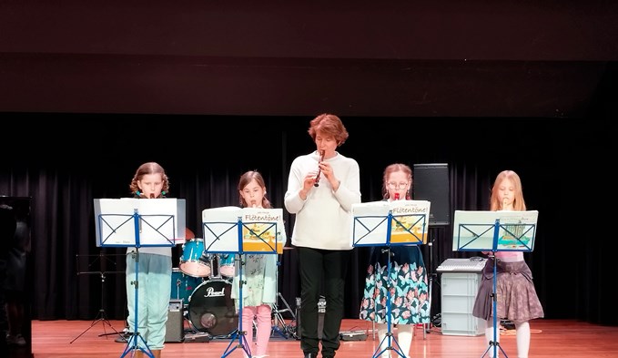 Das Flötenspiel der jungen Musikerinnen imponierte den Zuhörerinnen und Zuhörern.  (Foto ZVG)