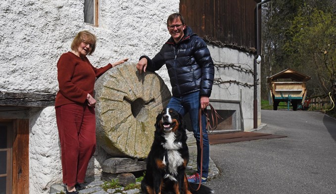 Patrik Affentranger und Greta Fischer mit Hund Bäri.  (Foto Livia Kurmann)