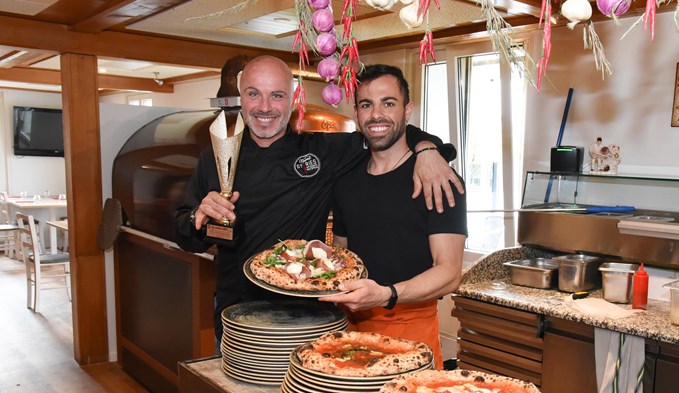 Geschäftsführer Sergio Napoletano (l.) und Pizzaiolo Giulio Abussi freuen sich über ihre Auszeichnung. (Foto Flavia Rivola)
