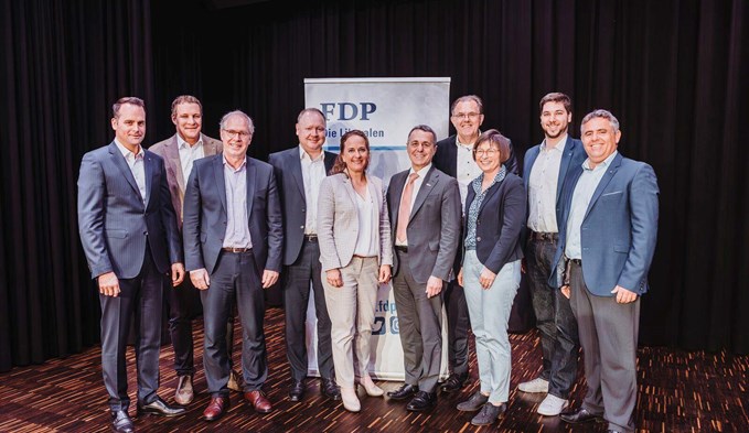 Die acht nominierten Nationalratskandidierenden, Ständeratskandidat Damian Müller (aussen links) und Bundesrat Ignazio Cassis. (Foto ZVG)