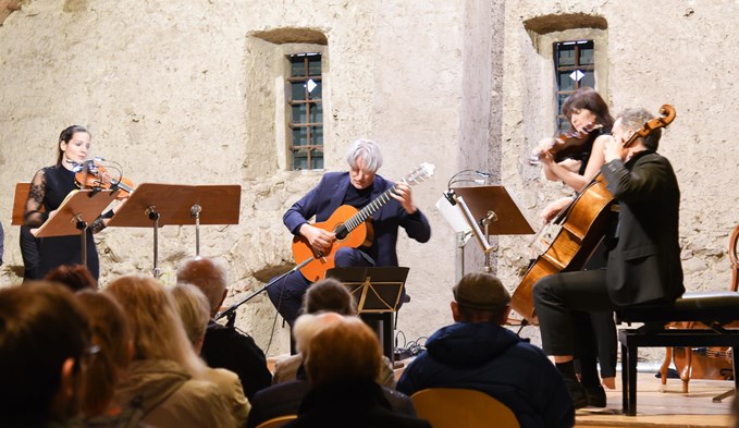 Befreundete Musiker und Musikerinnen spielten zusammen bei Kultur im Zehntenhof klassische Musik. (Foto Stefanie Zumbach)