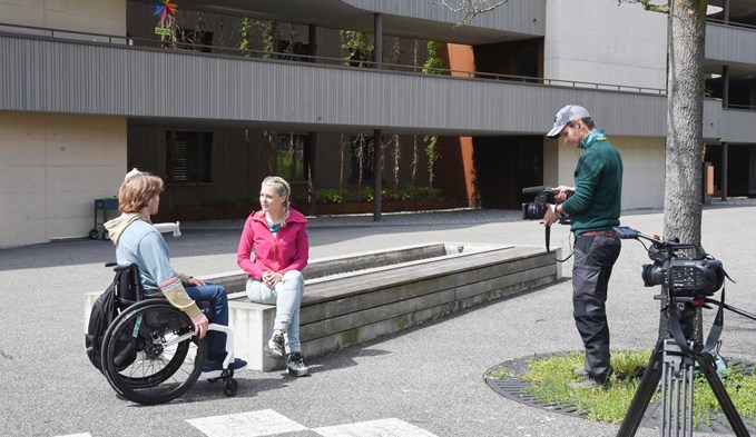 Nicole Bircher sprach mit einem Bewohner der Paraplegiker-WG in Schenkon. (Foto Stefanie Zumbach)