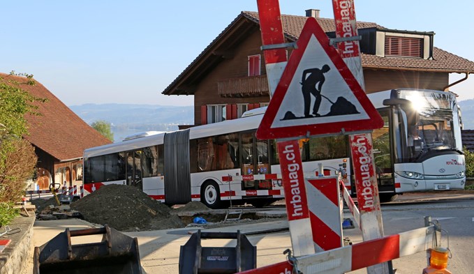 Die Platzverhältnisse innerhalb der Baustelle Oberdorfstrasse sind auch für die Busse eng. (Foto Geri Wyss)