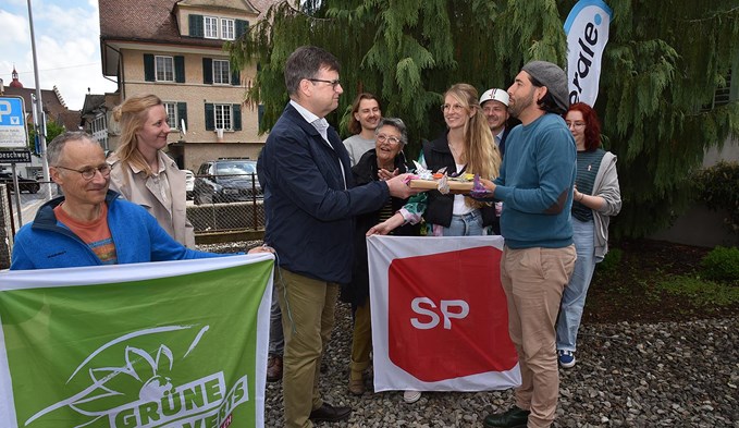 Beni Rindlisbacher (rechts) überreichte Sursees Bauvorsteher Romeo Venetz im Namen des Initiativkomitees die 358 beglaubigten Unterschriften. (Foto Daniel Zumbühl)