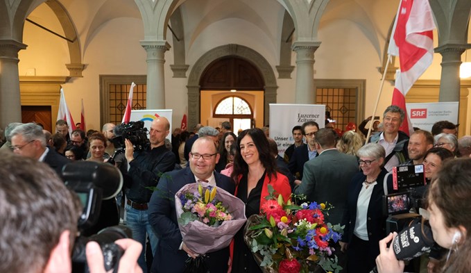 Armin Hartmann und Ylfete Fanaj lassen sich im Regierungsgebäude nach der Bekanntgabe der Resultate feiern. (Foto Roseline Betschart)