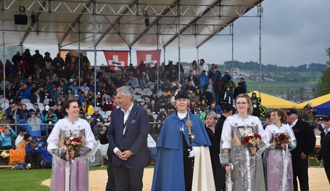 Regierungsrat Guido Graf, flankiert von Standesweibelin Anita Imfeld und zwei Ehrendamen, genoss die Stimmung vor dem Festakt. (Foto Céline Estermann-Erni)