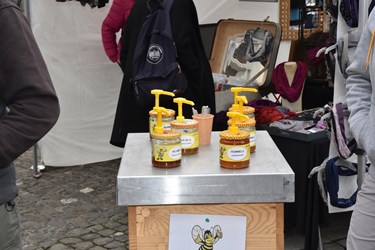Für die Schleckermäuler hingegen gab es eine süsse Versuchung aus den Honig-Pumpspender. (Foto Céline Estermann-Erni)