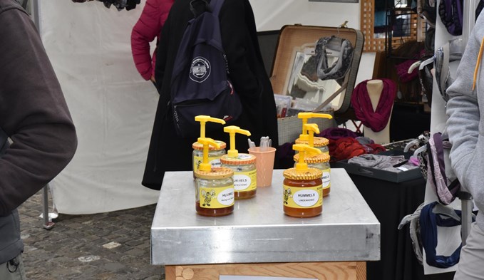Für die Schleckermäuler hingegen gab es eine süsse Versuchung aus den Honig-Pumpspender. (Foto Céline Estermann-Erni)