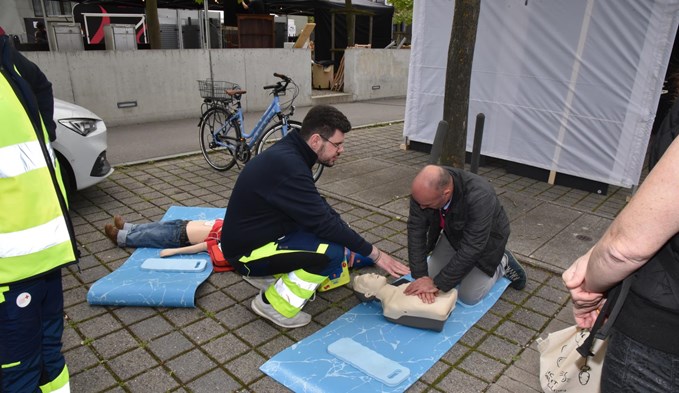Ah, ah, ah, ah, staying alive – ein Besucher übt eine Herzdruckmassage unter fachkundiger Anleitung. (Foto Céline Estermann-Erni)