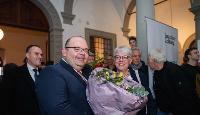 Armin Hartmann konnte nach Bekanntgabe der Resultate viele Gratulationen entgegennehmen. (Foto Staatskanzlei Luzern)