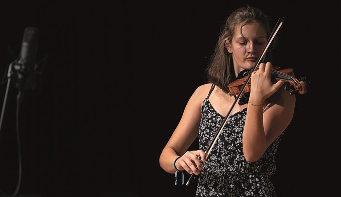 Vivienne Richter brennt für ihre Musik. Mit ihrem Geigen- und Cellospiel, drückt sie ihre Gefühle aus, wie sie im Gespräch mit dieser Zeitung sagt. (Foto ZVG)