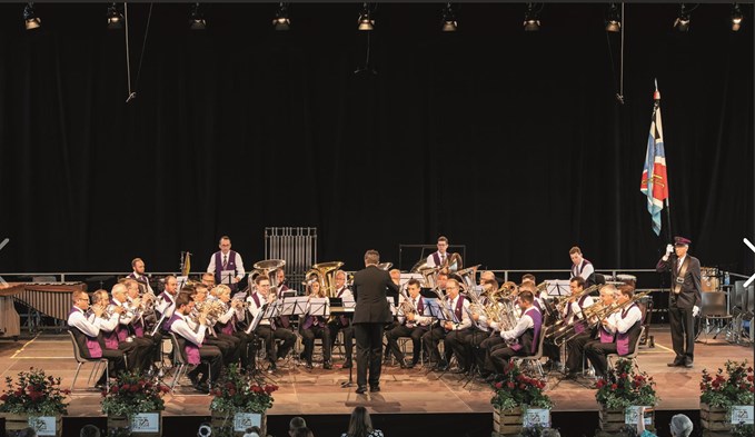 Die Musikgesellschaft Schlierbach bei ihrem Konzertvortrag in der Halle. (Foto Stefan Dubach)