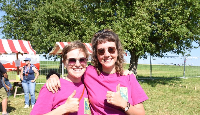 Die OK-Mitglieder Nora Zürcher (links) und Luzia Tobler sind zufrieden mit dem Festival. (Foto Roseline Betschart)