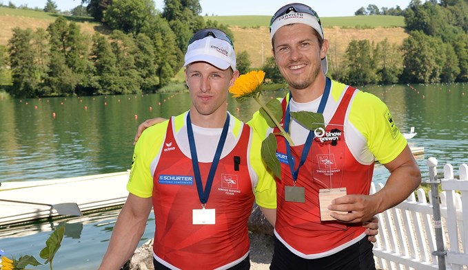 Andrin Gulich (links) und Roman Röösli holten  auf dem Rotsee im Zweier-ohne Bronze und den Gesamt-Weltcupsieg in ihrer Bootsklasse. (Foto Swiss Rowing/Detlev Seyb)