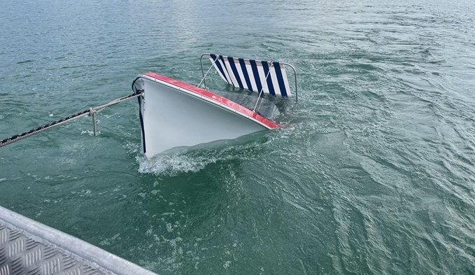 Das gesunkene Boot konnte in der Badi Schenkon geborgen werden. (Luzerner Polizei)