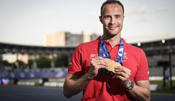 Marcel Hug strahlte mit seinen drei Goldmedaillen. (Foto Gabriel Monnet/Swissparalympic)