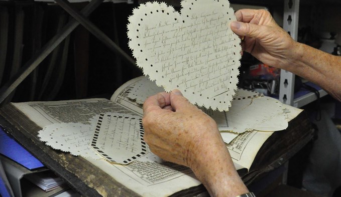 Scherenschnitte in einer alten Bibel mit Inschriften. (Foto Flavia Rivola)