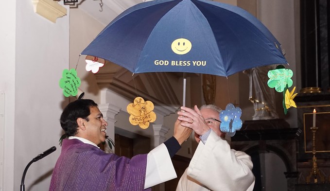 2019: Pater Thomas Plappallil überreichte Tomassini einen Regenschirm der guten im Rahmen des 20-jährigen Priesterjubiläums des Knutwilers. (Thomas Stillhart)