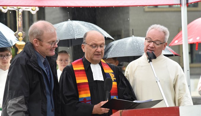 2021: Bei strömendem Regen segneten Christian Schmitter, Ulrich Walther und Claudio Tomassini (v. l.) den Hans-Küng-Platz ein. (Daniel Zumbühl)