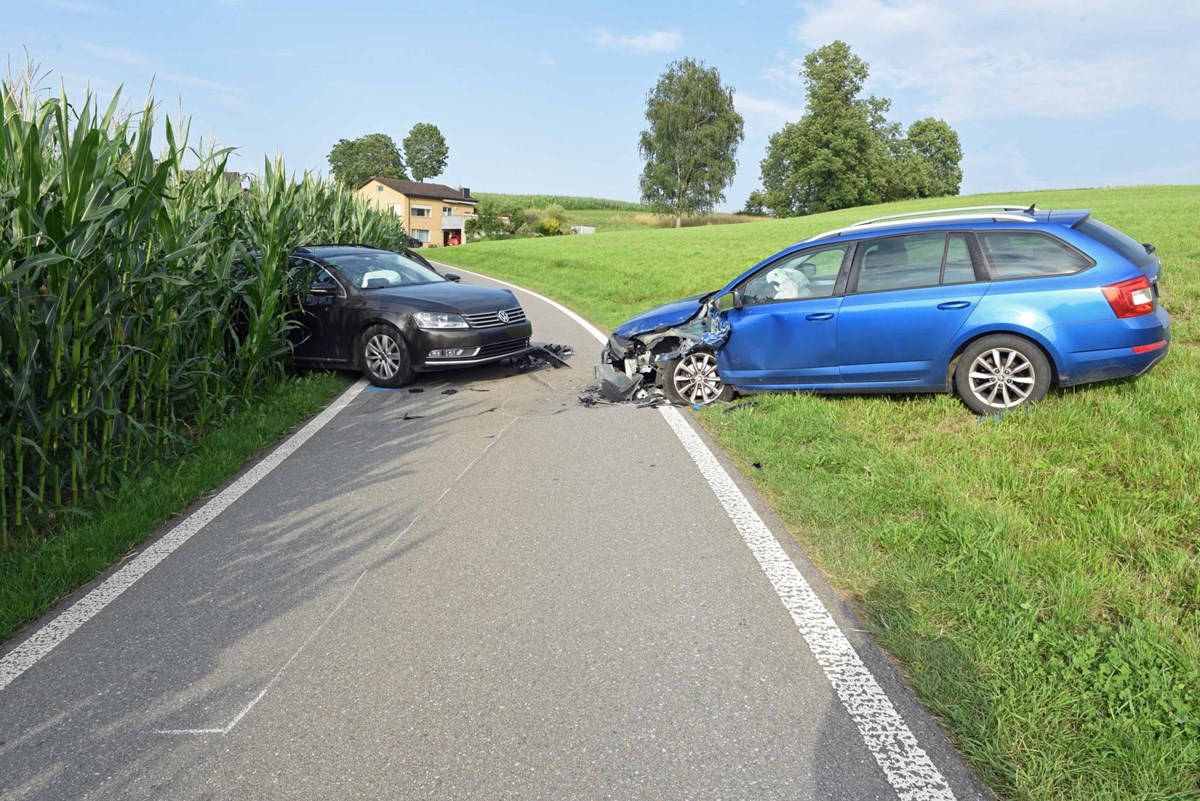 Verkehrsunfall: Zwei Autos frontal kollidiert, Surseer Woche