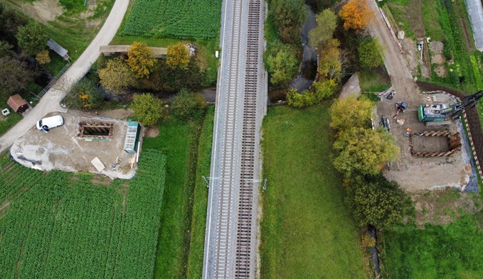 Beim Leitungsbau gab es viele unerwartete Herausforderungen – wie hier bei der Unterstossung der SBB-Gleise in Adelwil. (Foto ZVG)
