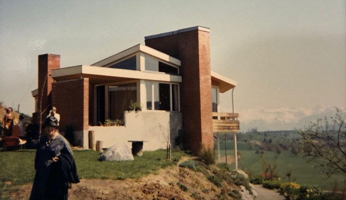 Der Basler Architekt Erwin Rudin hatte das Einfamilienhaus entworfen, dessen Architektur sich an einer Harmonie zwischen Mensch und Natur orientierte. Auf dem Bild ist eine Grosstante von Corinne Fleury zu sehen, die sich das Haus ansehen wollte. (Foto zvg)