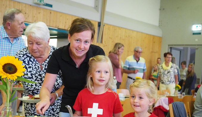 Monika Bättig nahm mit ihren Kindern am 1.-August-Brunch teil. (Foto Sylvia Schubkegel)