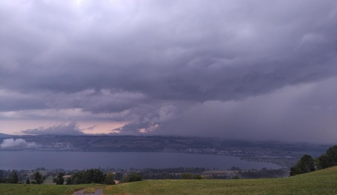 Dunkle Wolken über dem Sempachersee gelten für die Felchen (noch) nicht. (Foto Geri Wyss/Archiv)