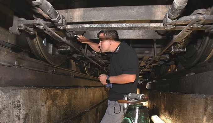 Unmittelbar nach dem Arbeitsbeginn um 6 Uhr entwässert Lokführer Andreas Peer in der Schmiergrube der Lokremise Triengen die Achslager der Lok und füllt sie mit Öl auf. (Foto Daniel Zumbühl)