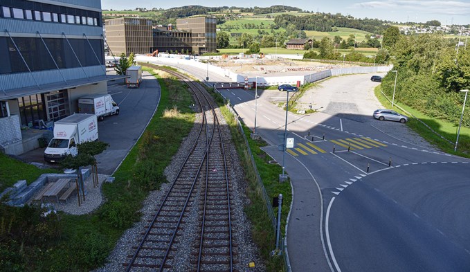 Das Trassee der Sursee–Triengen-Bahn führt nahe am Standort des künftigen Luzerner Kantonsspitals Sursee auf der Schenkoner Schwyzermatt (auf dem Bild hinter der Baustelle zu sehen) vorbei. (Foto Flavia Rivola)