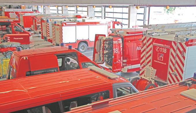 Ein Traum in rot: Die Einstellhalle der Feuerwehr Region Sursee.  (Franziska Kaufmann)