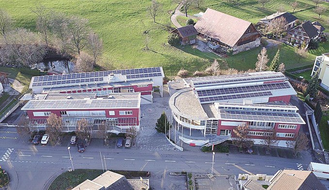 Heute erinnert nur noch der Name «Zentrum Sagi» an die Vergangenheit der Sägerei Hürlimann. Hinten links ist der Weiher zu erkennen, der früher die Wasserkraft für den Betrieb der Sägerei lieferte. (Foto zvg)
