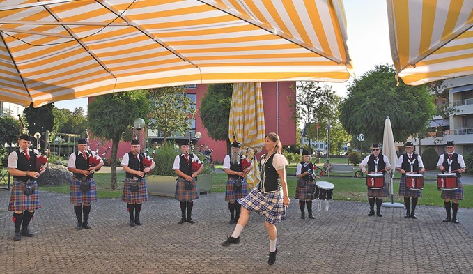 Die Happy-Pipers Luzern wurden bei ihrem Auftritt im Surseer Alterszentrum St. Martin durch eine Highland-Tänzerin verstärkt. (Foto Daniel Zumbühl)