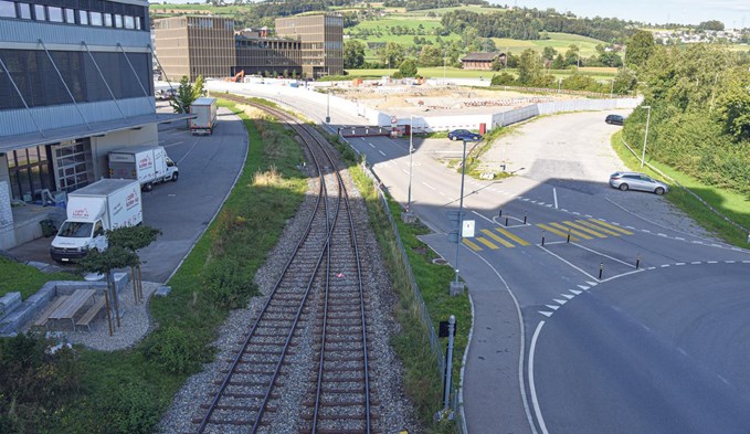 Das Trassee der Sursee–Triengen-Bahn führt nahe am künftigen Standort des Kantonsspitals Sursee auf der Schwyzermatt in Schenkon (im Hintergrund hinter der Baustelle) vorbei. (Foto Flavia Rivola)