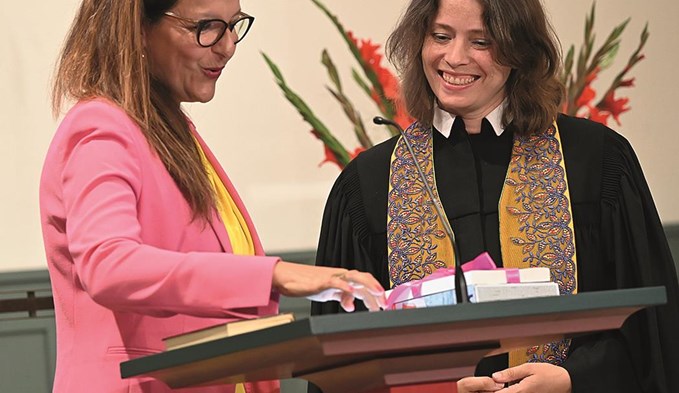 Sursees Stadtpräsidentin Sabine Beck gratulierte Pfarrerin Andrea Klose zu ihrer Amtseinsetzung in der reformierten Kirche Sursee. (Foto Werner Mathis)