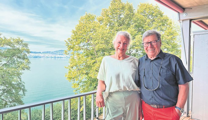 Priska Bernet und Bruno Vorburger auf dem Balkon ihrer neuen Wohnung im Seepark Eich. (Foto Sandra von Ballmoos)